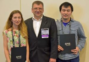Left to right: Maria Lukina (State Medical Academy, Nizhny Novgorod, Russia), Prof. Karsten König (Saarland University & JenLab, FSPIE), Tianju Wang (Cornell, USA)